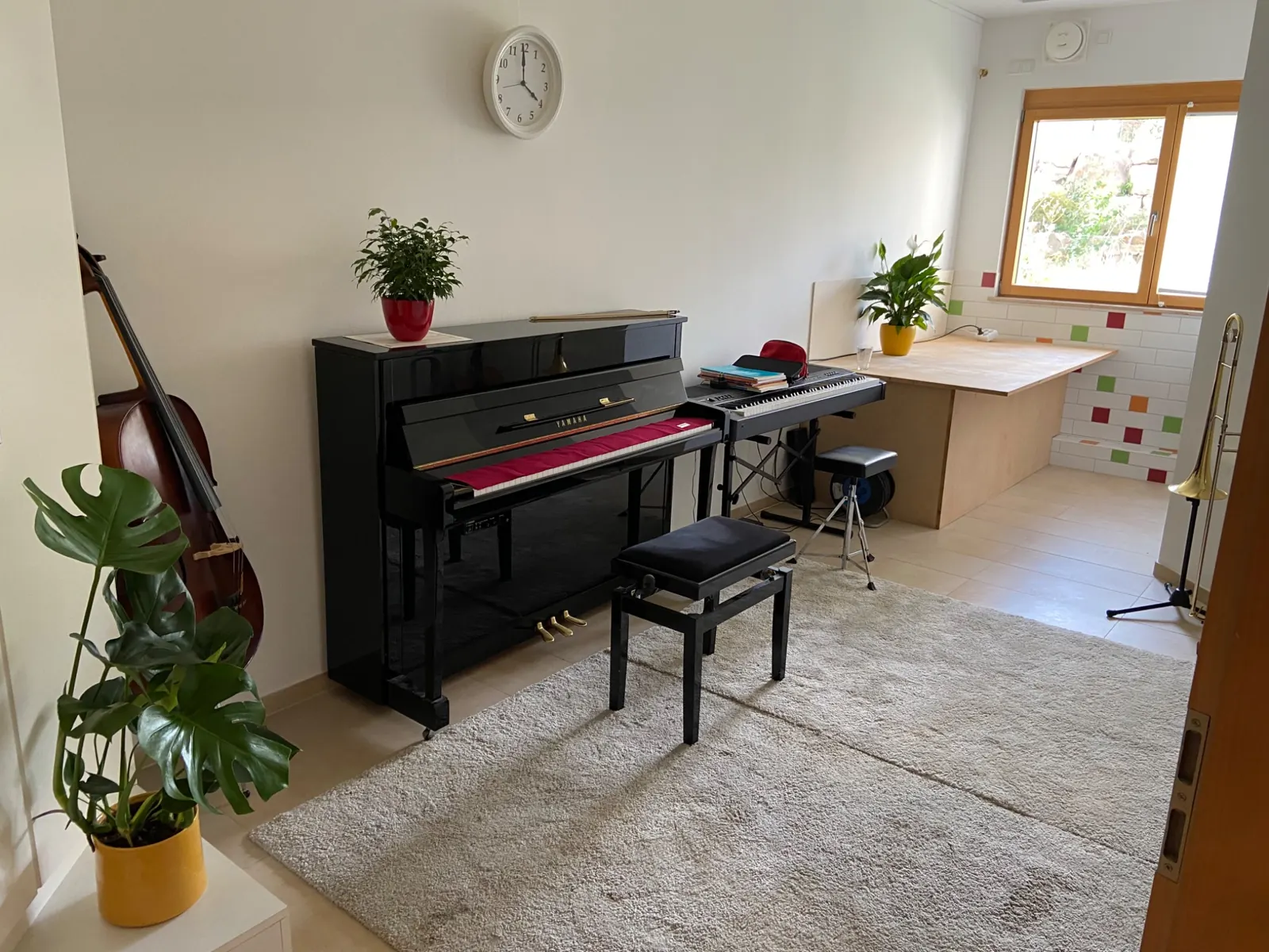 Heller Unterrichtsraum mit Klavier und viel Platz zum Musizieren